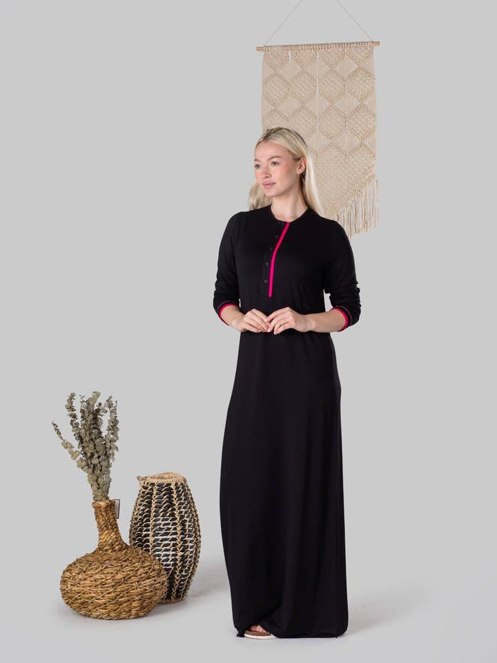 Felroze nachtjapon met versierde snit voor wholesale door Ellwi Design