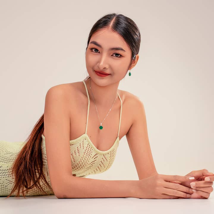 Ensemble de fleurs en jade vert du Myanmar en argent sterling pour la vente par Vachana