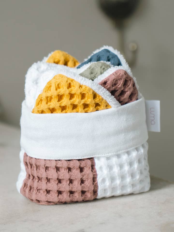Washable makeup remover pads + basket for wholesale by Lumä