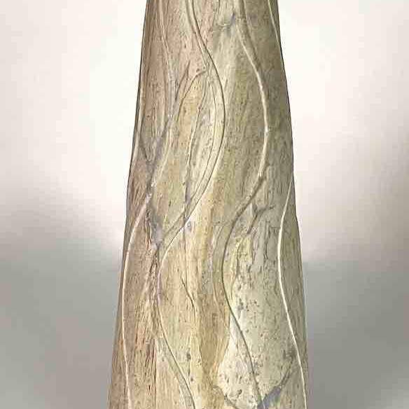Håndskåret fedtsten vietnamesisk hvid vulkan-form vase for engroshandel hos The Niger Bend