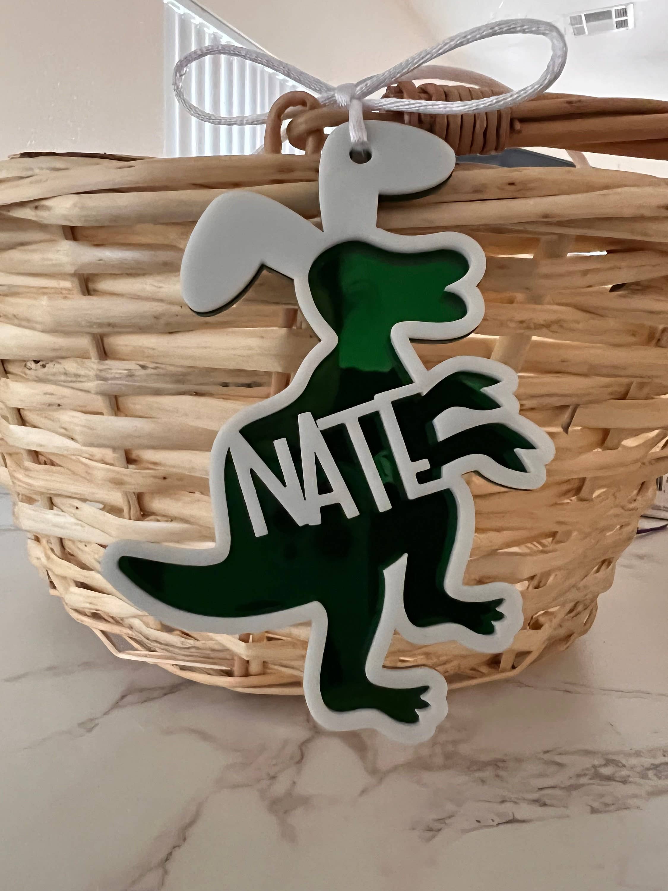 Crafts By Chelle Us - Vente Étiquette cadeau - Étiquette de nom de panier de Pâques dinosaure | Étiquette de panier de Pâques amusante | Étiquette de panier de Pâques personnalisée | Tag laser1