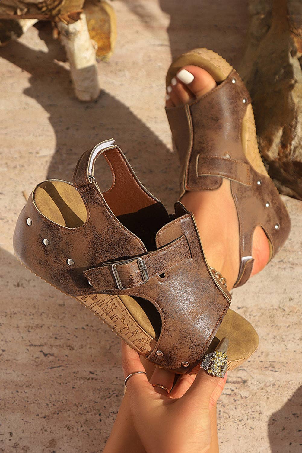 Kaffee Camila Cut-Out-Sandalen mit Schnalle und Plateausohle für den Großhandel auf Faire4