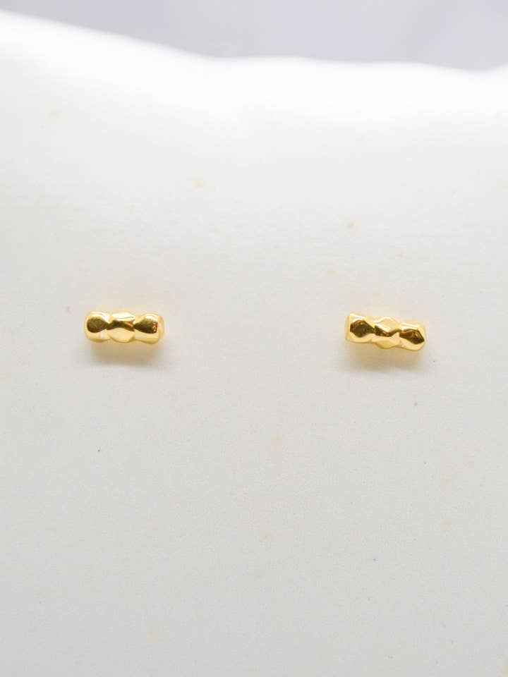 Luke Collection Ohrstecker mit 14 Karat Vergoldung, zierliche 3-Perlen-Bar-Ohrstecker für den Großhandel von Willa James