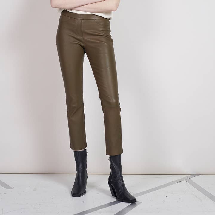 Korte broek van stretchleer van Lou. Olijfnappa. voor wholesale door AYASSE