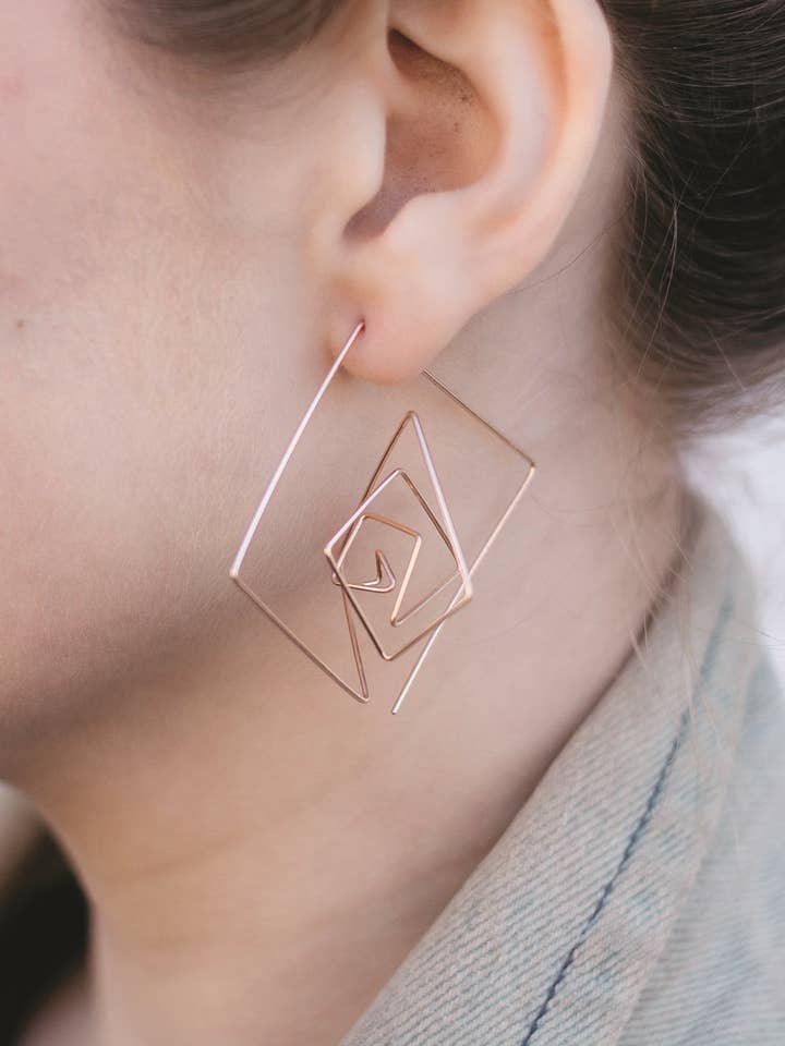 Mittlere Geo Hoops für den Großhandel von Aimee Petkus Jewelry