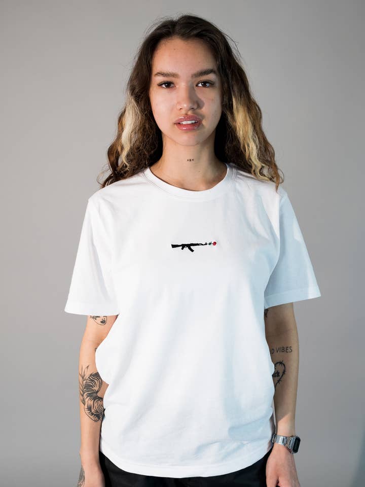 'LOVENOWAR” T-SHIRT för wholesale av MESNJA