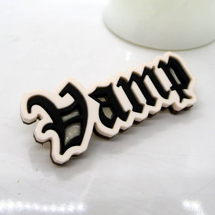 Broche de vampire pour la vente par Beqi Clothing