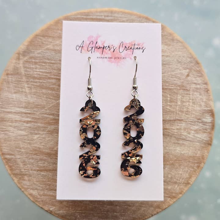 Boucles d'oreilles acryliques noir et or pour le réveillon du Nouvel An 2026 pour la vente par A Glamper's Creations LLC