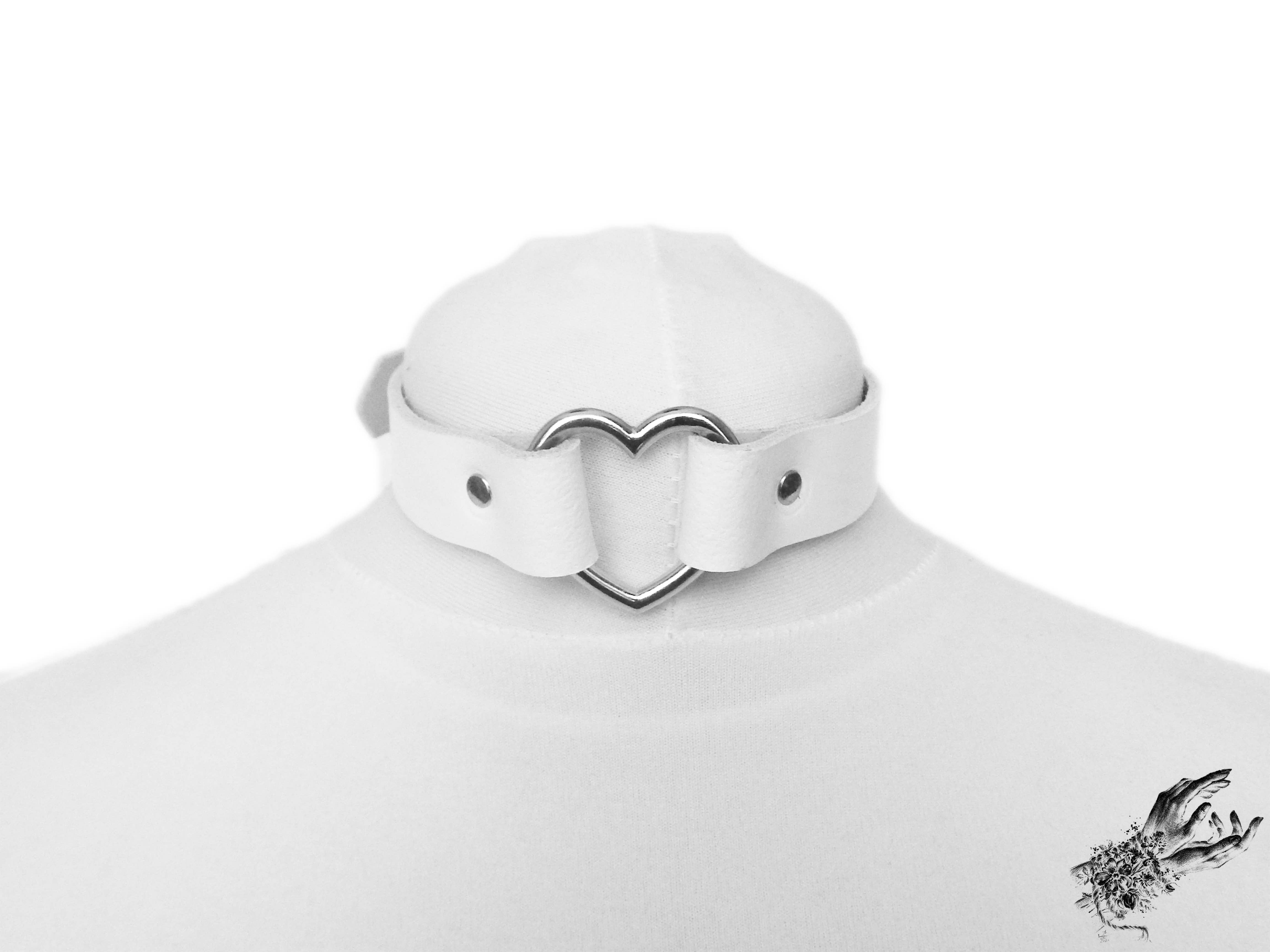 8th Sin - Vendita all'ingrosso Girocollo/collier - Collare con Anello a Cuore in Pelle Bianca - Collare con Anello a Cuore Bianco3