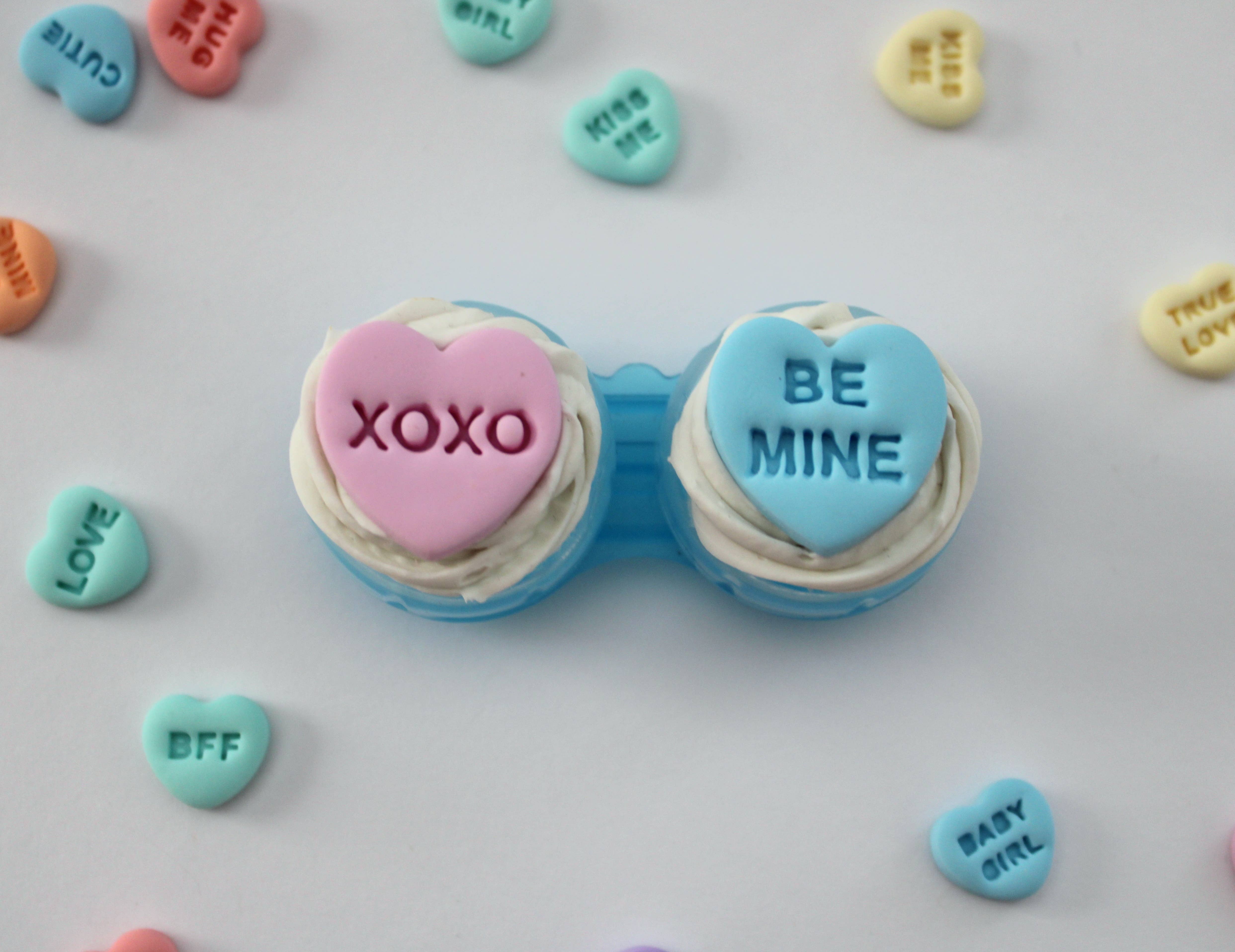 Sweets & Pearls – Großhandel Brillenetuis & -halter – Damen – Decoden Kontaktlinsenbehälter mit Polymer Clay Herzen4