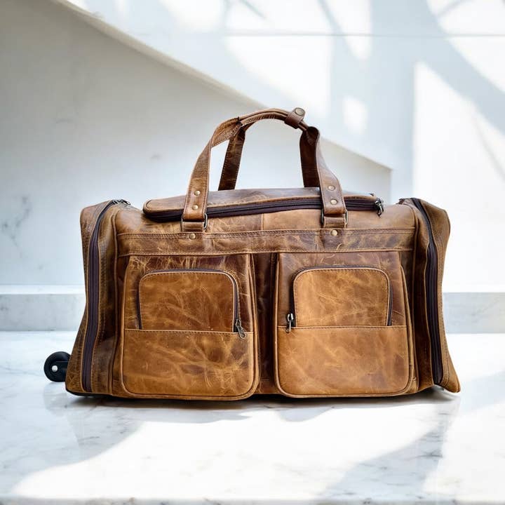 Sac de voyage à roulettes en cuir rustique brun tan pour la vente par Western Linens