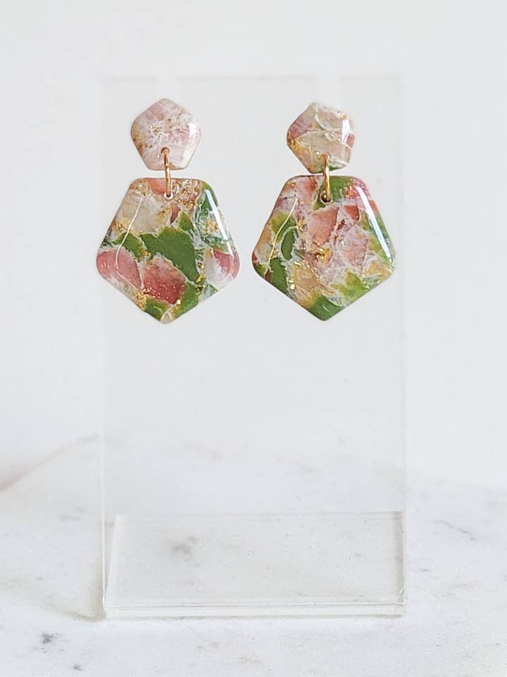 Pendentifs polygonaux verts et roses pour la vente par Marbled Maven