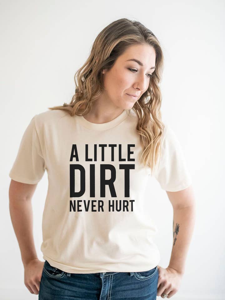 Tee Gráfica Little Dirt Never Hurt | T Shirt Mulher Vestuário por atacado de Nature Supply Co