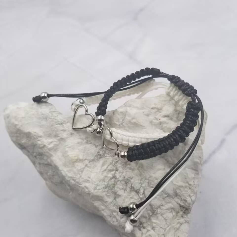 Conjunto de 2 Pulseira Handmade Woven Hollow Heart - Conj. de 2 para venda a revendedores na Faire1