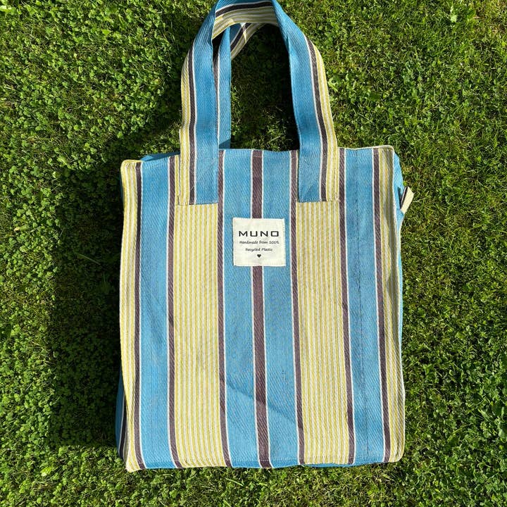 Sac fourre-tout zippé en nylon recyclé fait main bleu et beige pour la vente par Muno