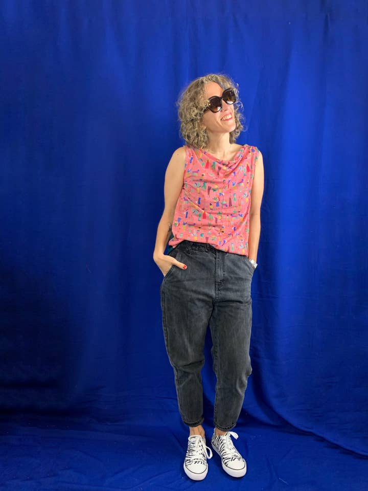 Ayumi T-shirt - Rosafarbener Blumentopfdruck für den Großhandel von La Compiano