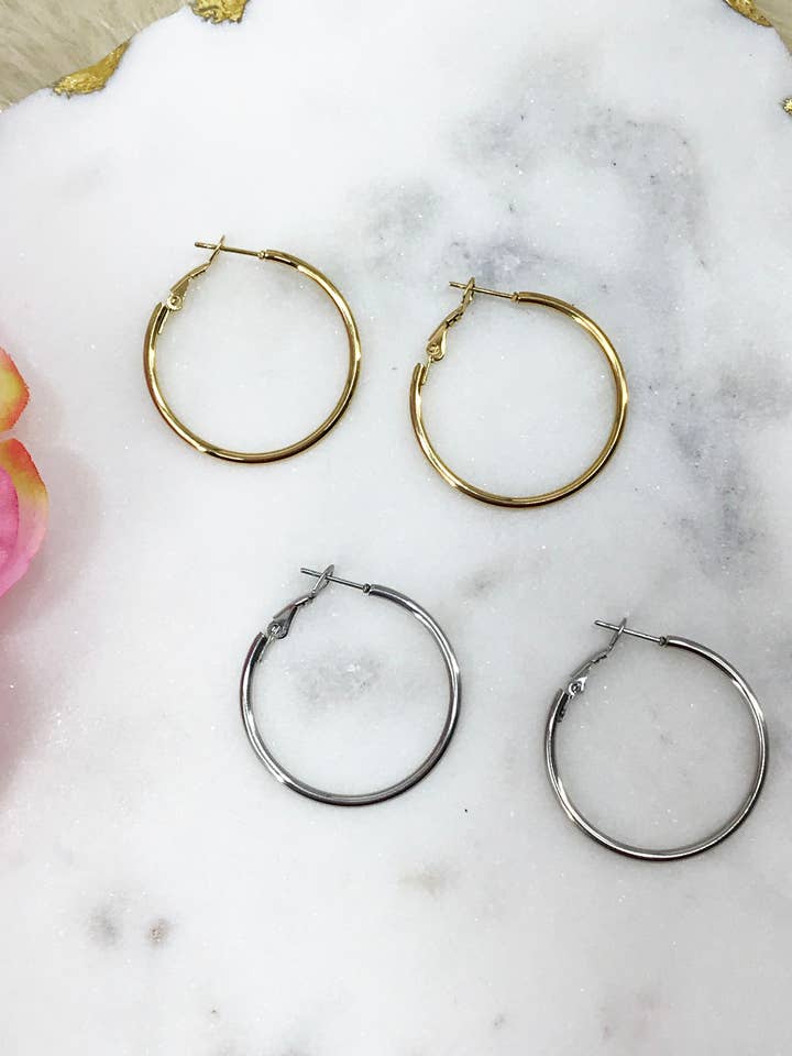 1,25" roestvrijstalen hoepels voor wholesale door Magnolia & Peach Jewelry Boutique, LLC