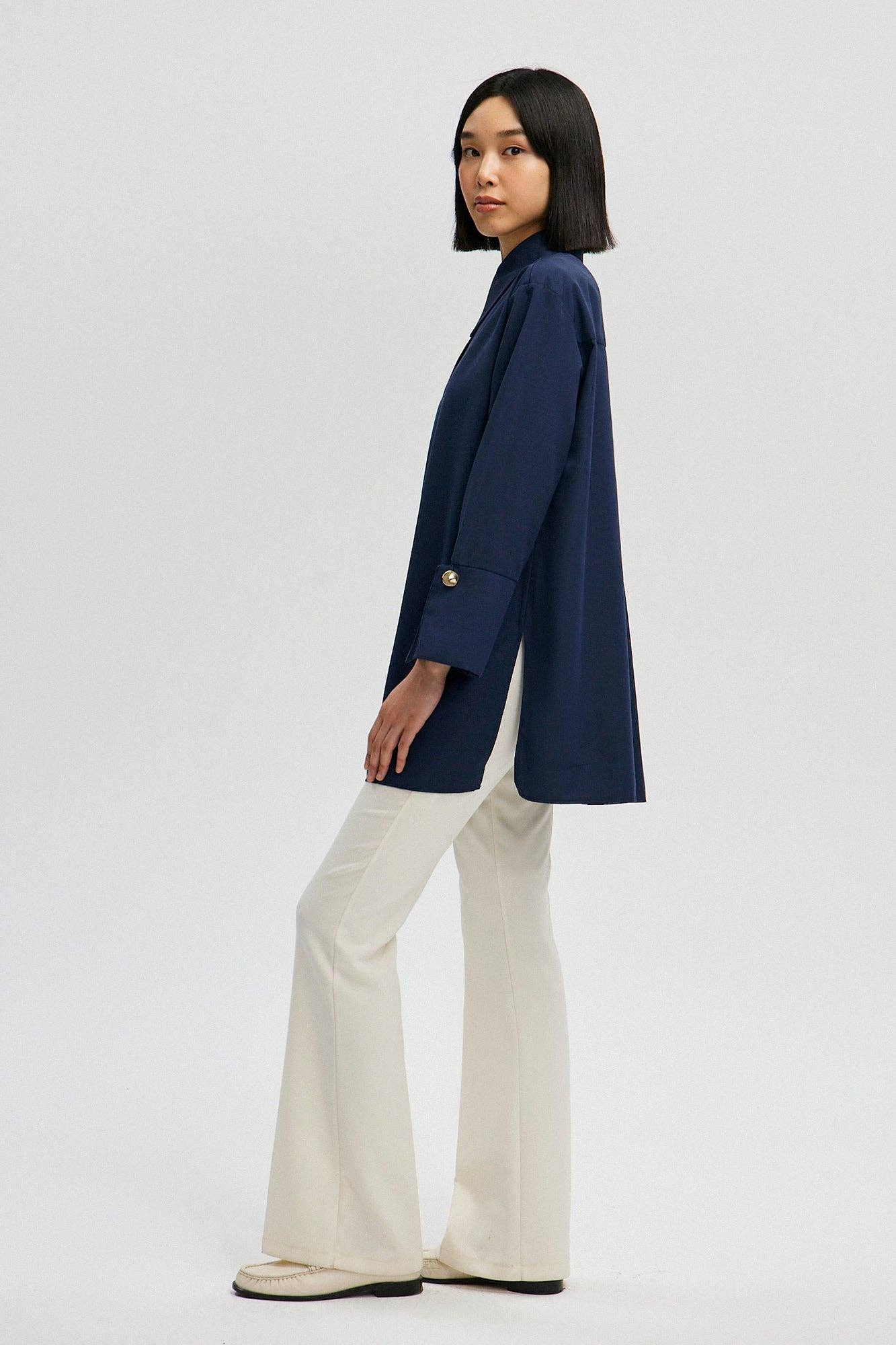 Navy Blau Popelin-Bluse mit markanten breiten Manschetten – Baumwollmischung für den Großhandel auf Faire1