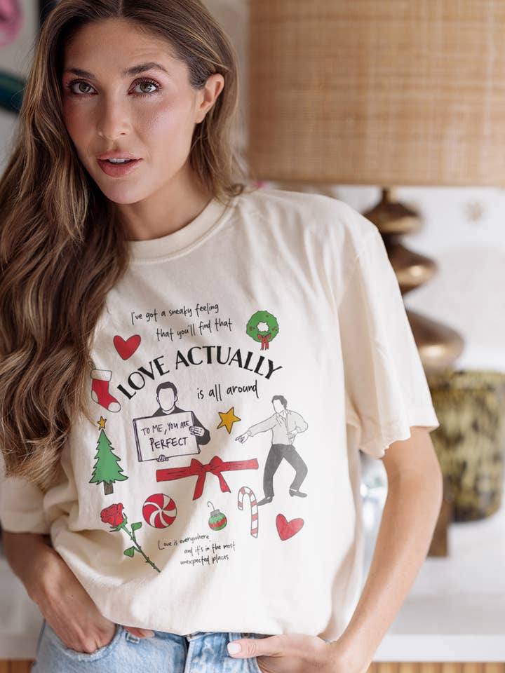 Love Actually Icons T-Shirt für den Großhandel von Girl Tribe Co