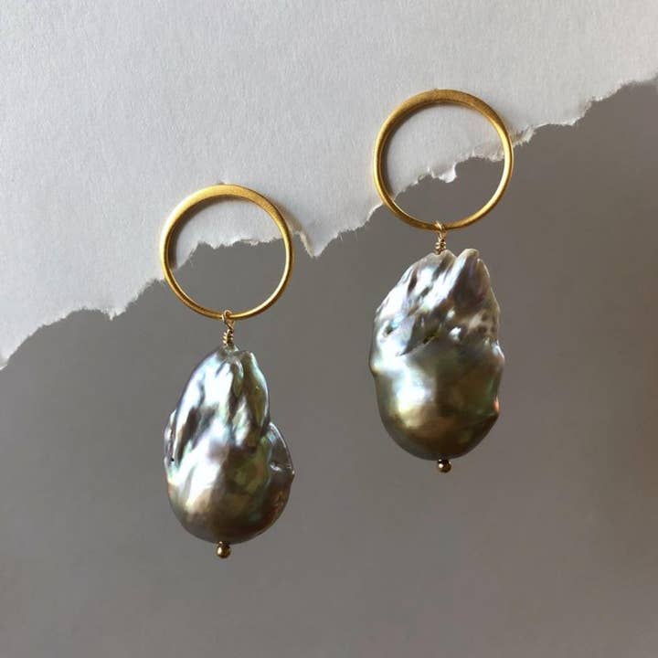 The Wild Diamond – wholesale Hängande örhängen – Grå barock pärlörhängen - Large