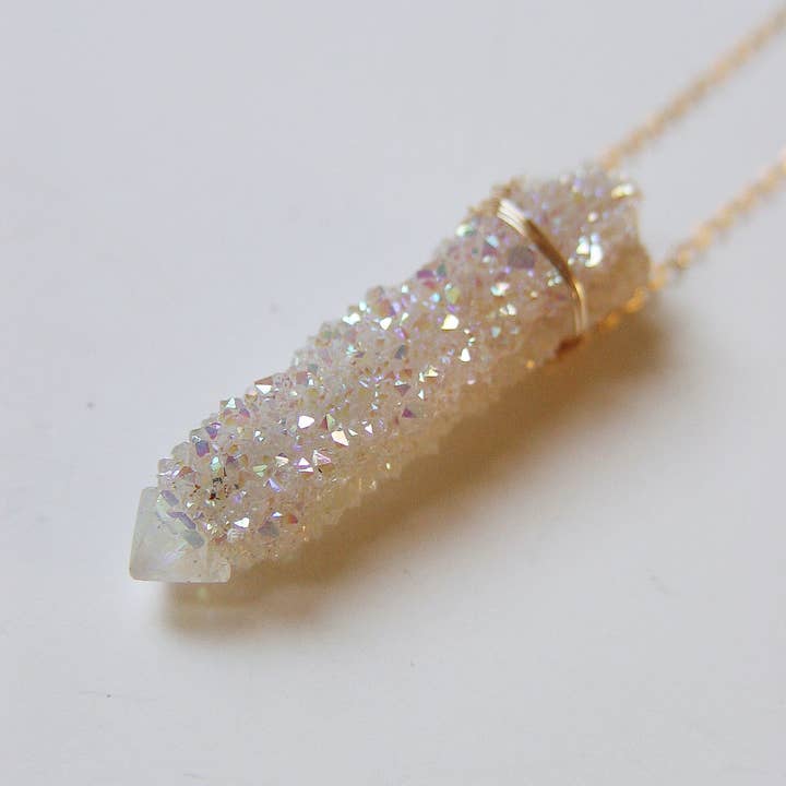 Angel Aura Crystal Gold Necklace and other Purchase Wholesale lithotherapie. Free Returns & Net 60 Terms on Faire trending on Faire.