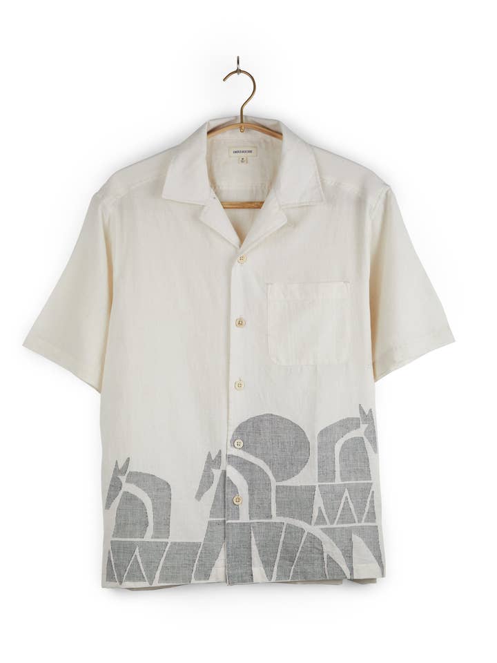 CAMISA KHUSHI CAMP DE ALGODÓN KORA CON CABALLO JAMDANI EN BLANCO para venta al por mayor de Umber and Ochre