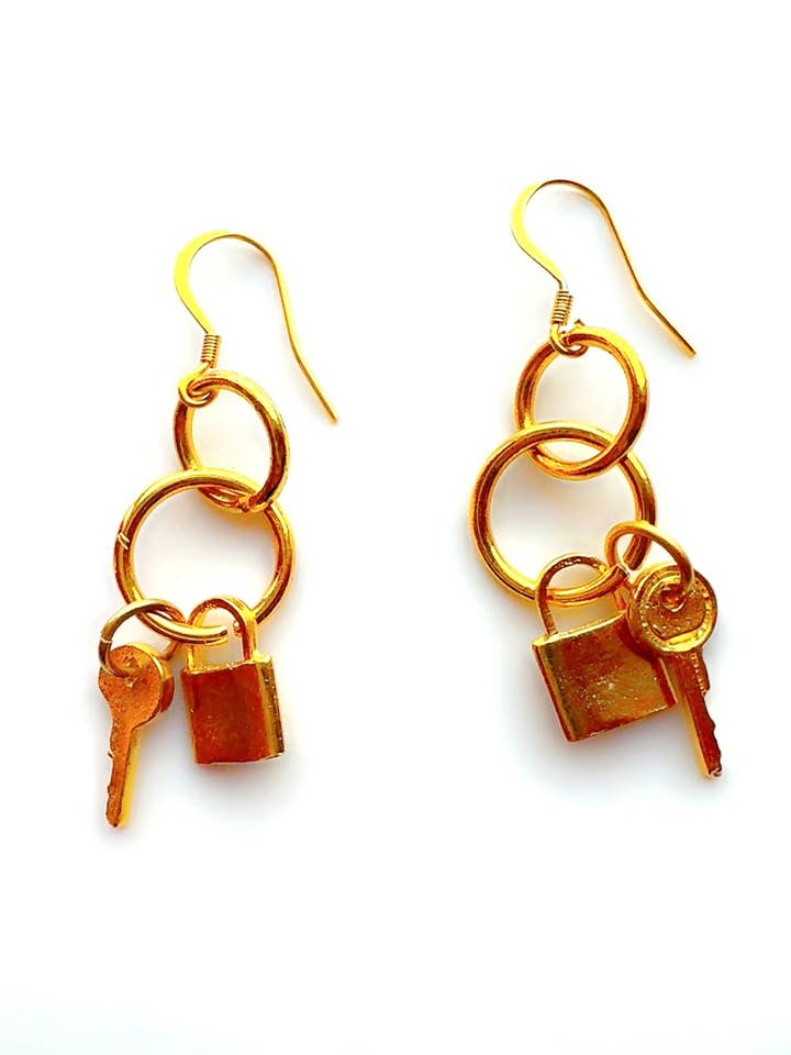 Boucles d'oreilles pendantes serrure et clé pour la vente par Soderena Designs
