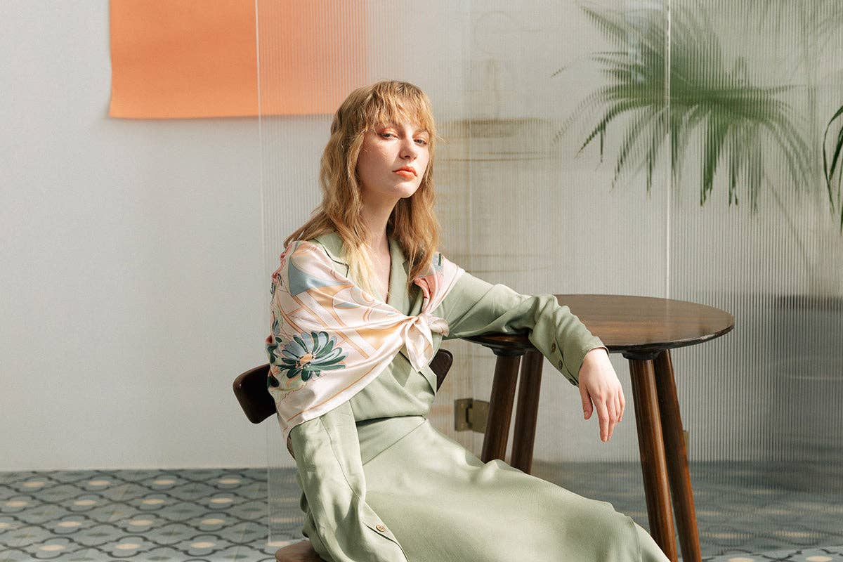 Champagne "Vintage Blooms" großer Seiden-Schal im Quadratform – Champagne für den Großhandel auf Faire8