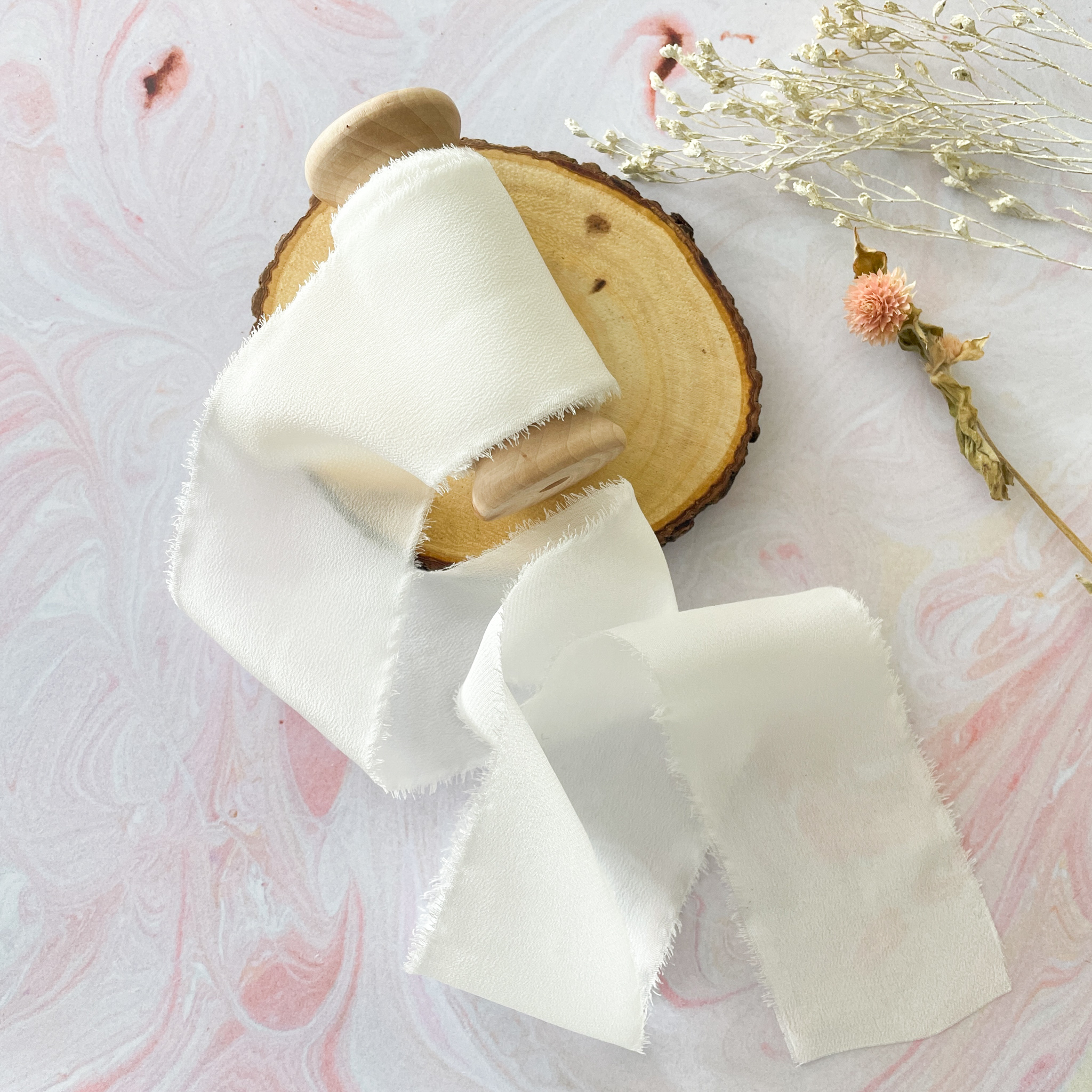 The Natural Paper Company - Venta al por mayor Cintas - Envoltorio de regalos - Cinta de seda blanca con borde sin rematar en carrete de madera2