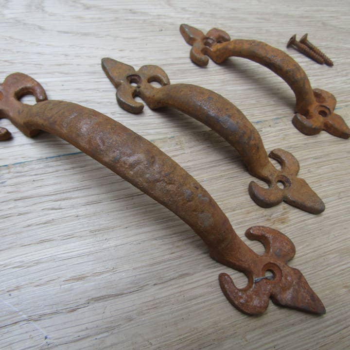 IronmongeryWorld – Engroshandel Knap/træk – Fleur De Lys Kabinet Træk Håndtag Rust 4"