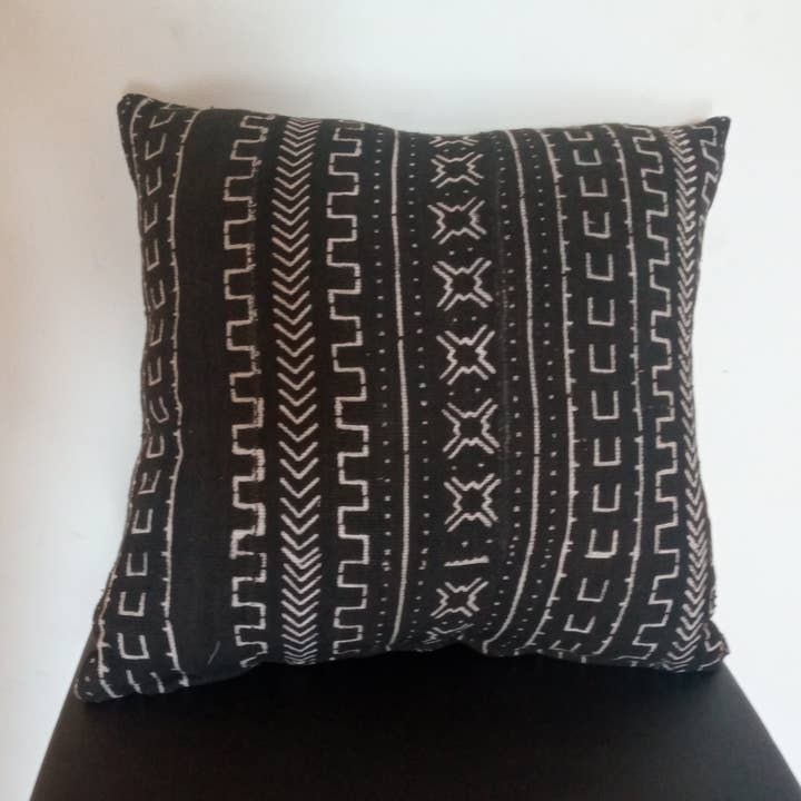 Housse de coussin B + W MUDCLOTH pour la vente par The Afrophile