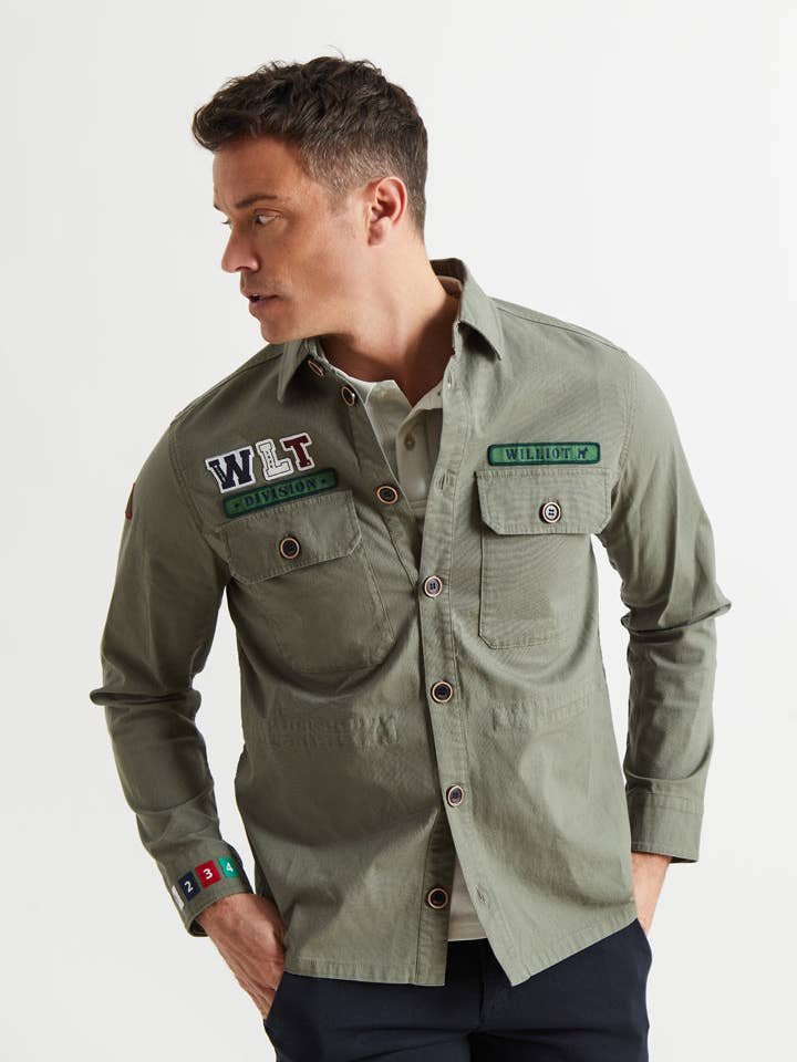 Surchemise avec patchs pour la vente par williot