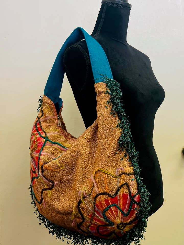 HOBO ROUGE AVEC APPLIQUÉ EN TISSU CHEVRON D'AUTOMNE pour la vente par Ricki designs