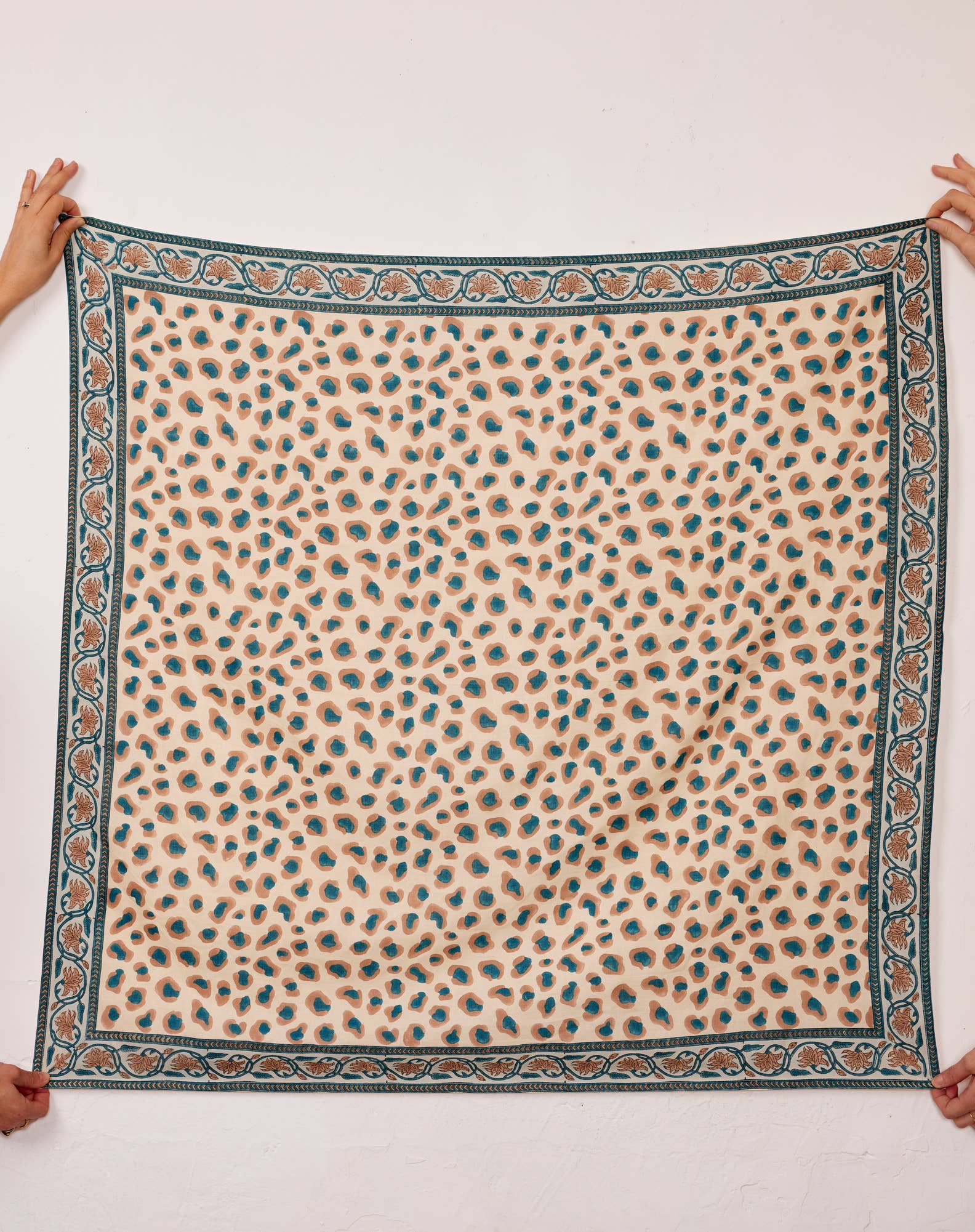 Maradji - Vendita all'ingrosso Sciarpa - Donna - Sciarpa quadrata in lana e seta con fiori balcanici su fondo navy3