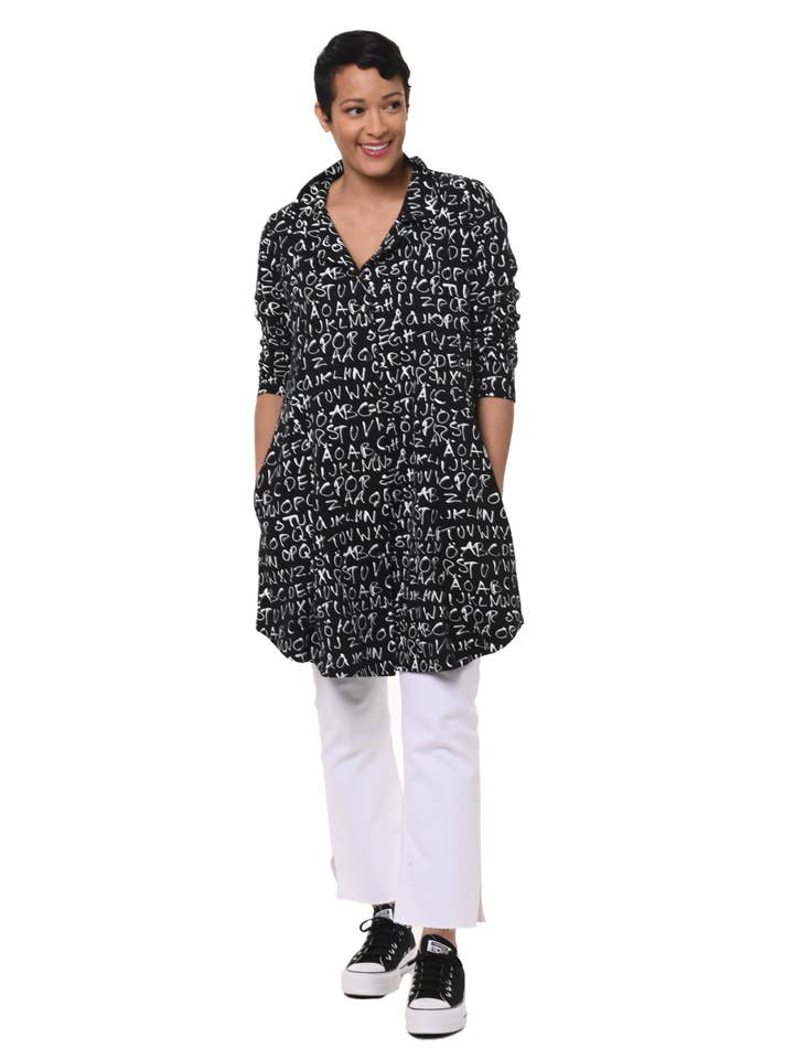 Tulip Clothing – Engroshandel Skjorte med buttondown – til kvinder – L560 Wynnie i Sort Alfabet Suppe*1