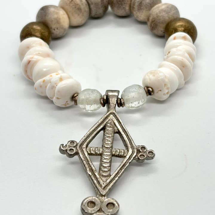 Beautiful Soul Jewelry - Wholesale Bedelarmbandje - MOOIE ZIEL - VINTAGE KOPTISCH KRUIS MET PUKA-SCHELPEN - ARMBAND