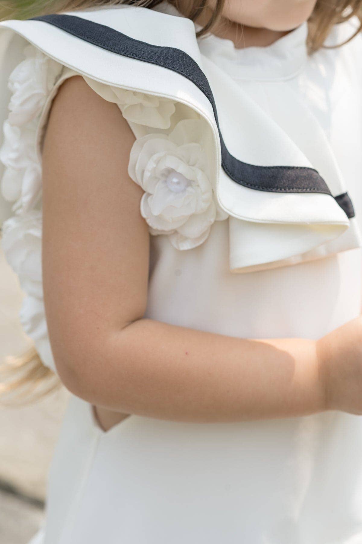 Petite Maison Kids – Großhandel Kleid – Kinder – Alex Weißes Rüschenkleid mit schwarzer Kontrastlinie5