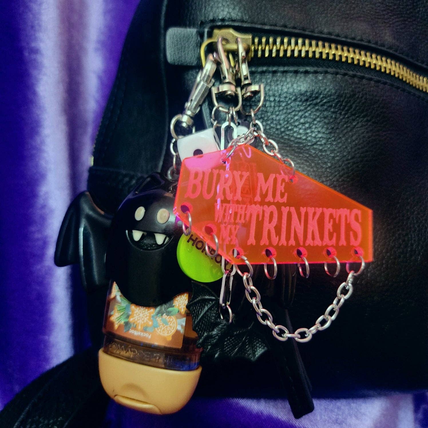 SHOPMALASTORE - Vente Porte-clés – femme - PORTE-CLÉS BIJOUX CERCUEIL - "ENTERREZ-MOI AVEC MES BIJOUX"16