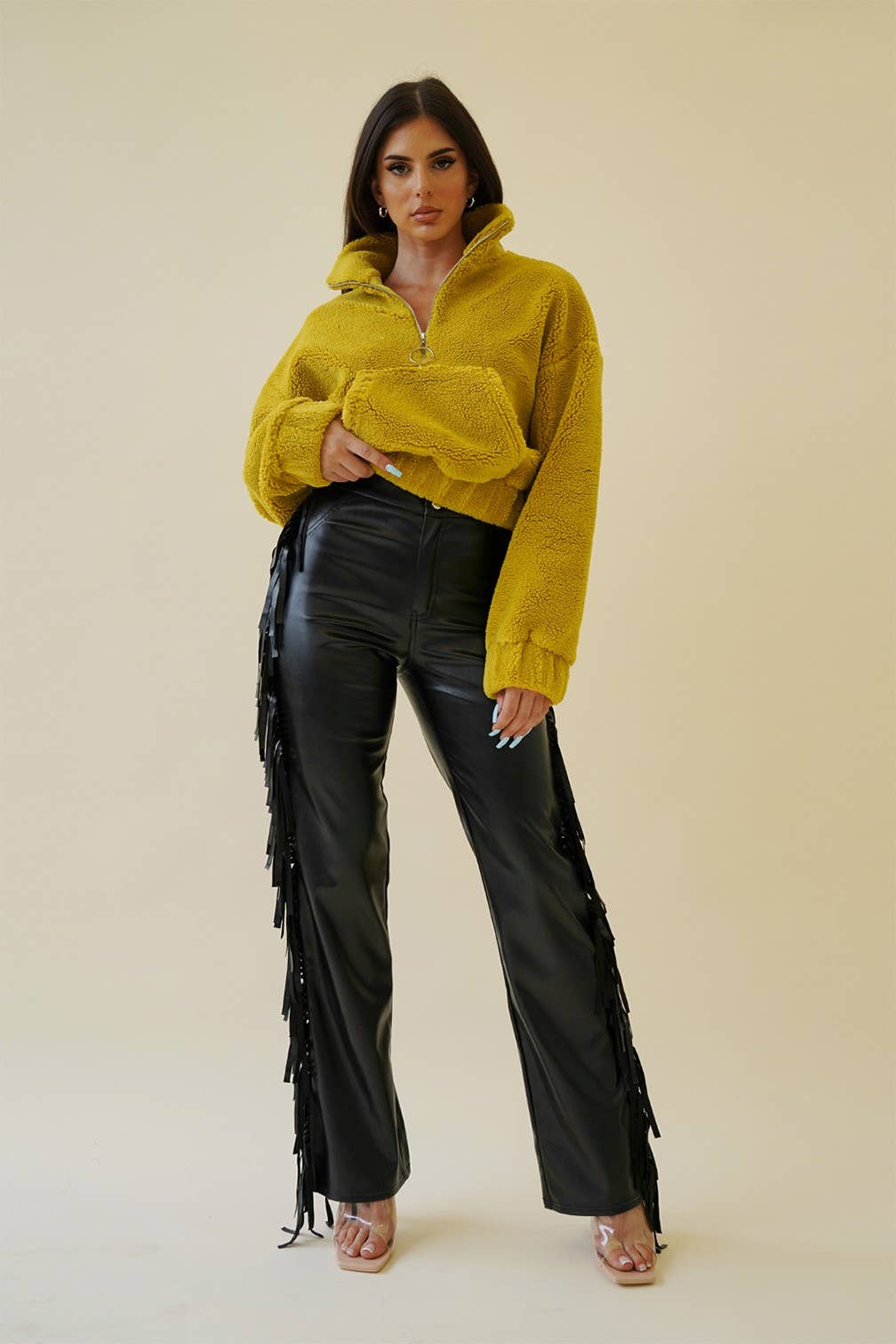 Schwarz Hose mit Seitenfransen aus Kunstleder und ausgestelltem Bein für den Großhandel auf Faire9