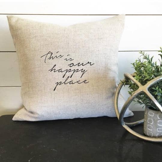 Voici notre housse d'oreiller Happy Place. pour la vente par Design District Co