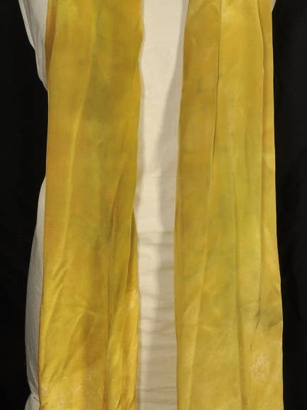 Écharpe en soie jaune à franges pour la vente par Melanie Audet Limited Editions, llc