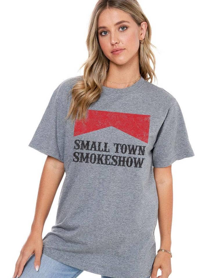 Haut à col rond graphique vintage Small Town Smokeshow pour la vente par Foryeri