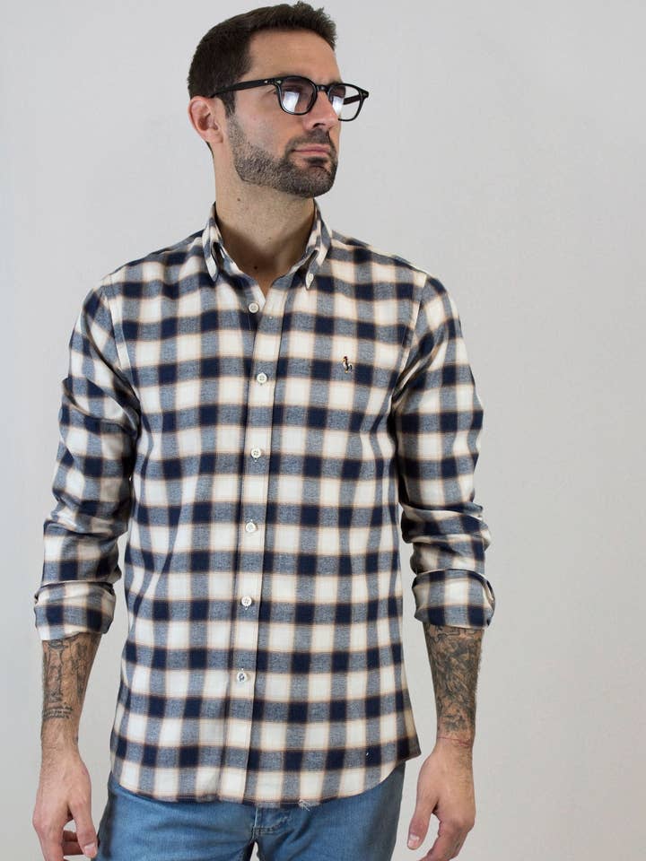 Beige und marineblau kariertes Hemd für den Großhandel von Patadegayo