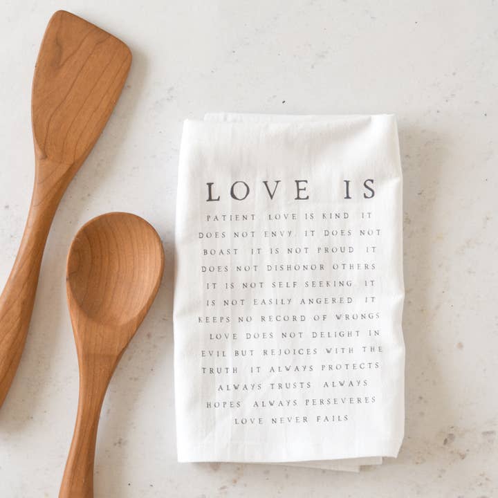 Torchon de Cuisine "L'Amour est Patient" pour la vente par White Gables Home By Aimee Weaver Designs