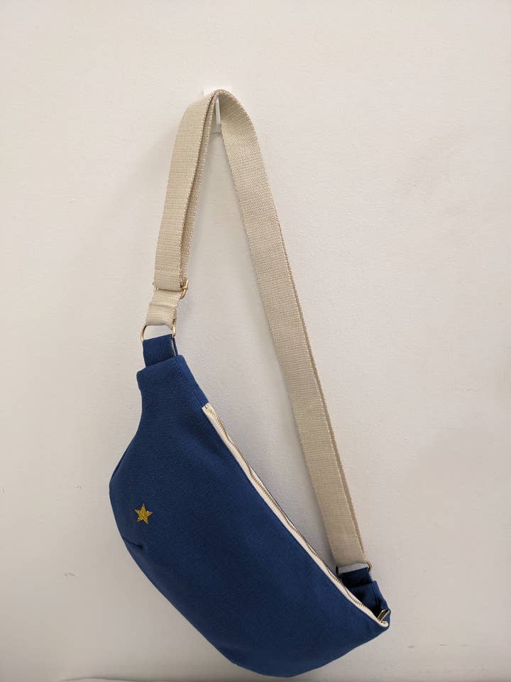 Tracolla a banana in lino blu per la vendita all'ingrosso da parte di Atelier De La Varangue