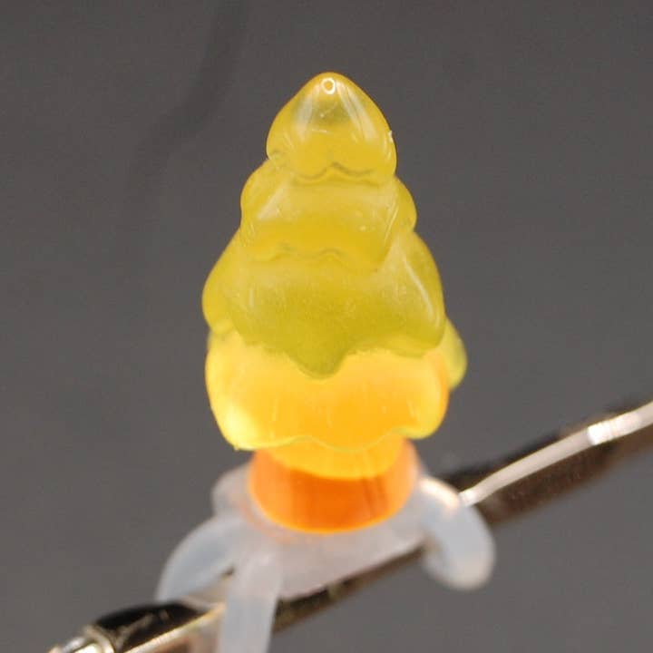 Breloque en forme d'arbre qui brille dans le noir pour la vente par Www.eyeglasssesdecorations.com