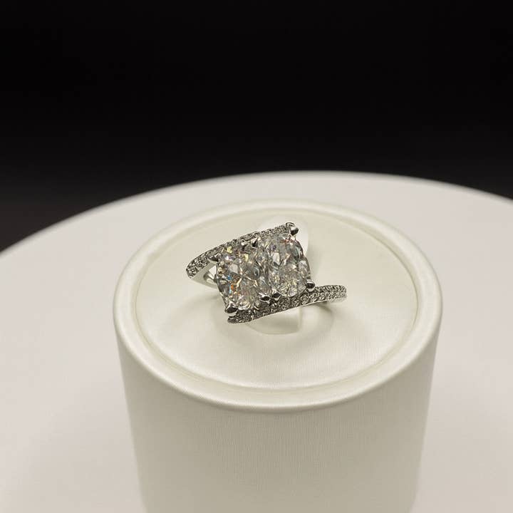 Anillo meñique de laboratorio con dos piedras radiantes y ovaladas de diamante con banda de diamante natural - Oro blanco de 14 quilates (casi 3 CTW) para venta al por mayor de LooseDiamondNet