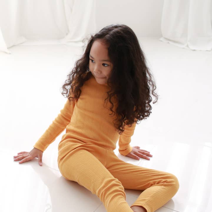 Conjunto de pijama de malha canelada de 3 peças para crianças orgânicas - mostarda dourada por atacado de WithOrganic