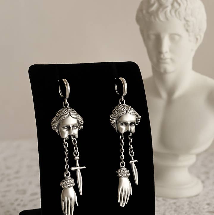 Pendientes de plata eclécticos con cara romana for wholesale by Wild & Free