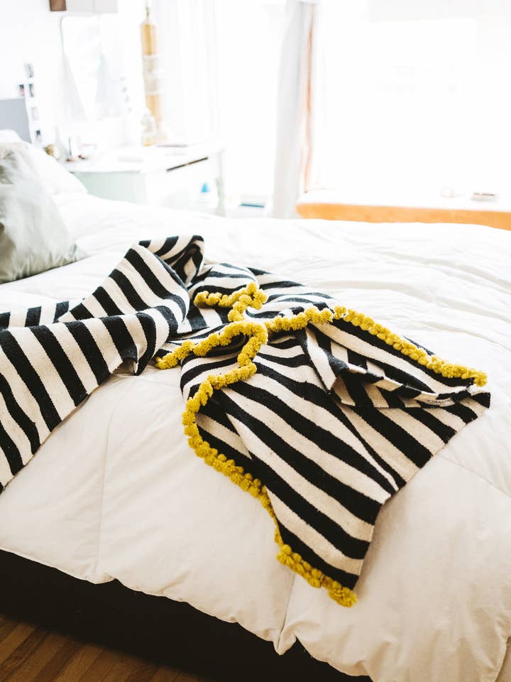 Plaid en laine vierge, couverture rayée noir et blanc pour la vente par Argile & Osier